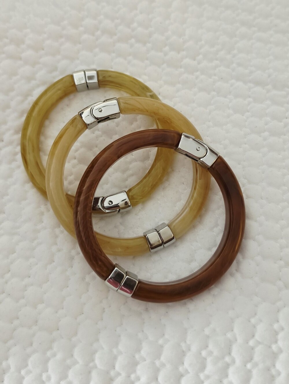 Three rigid articulated bracelets. Magnetic clasp closure.